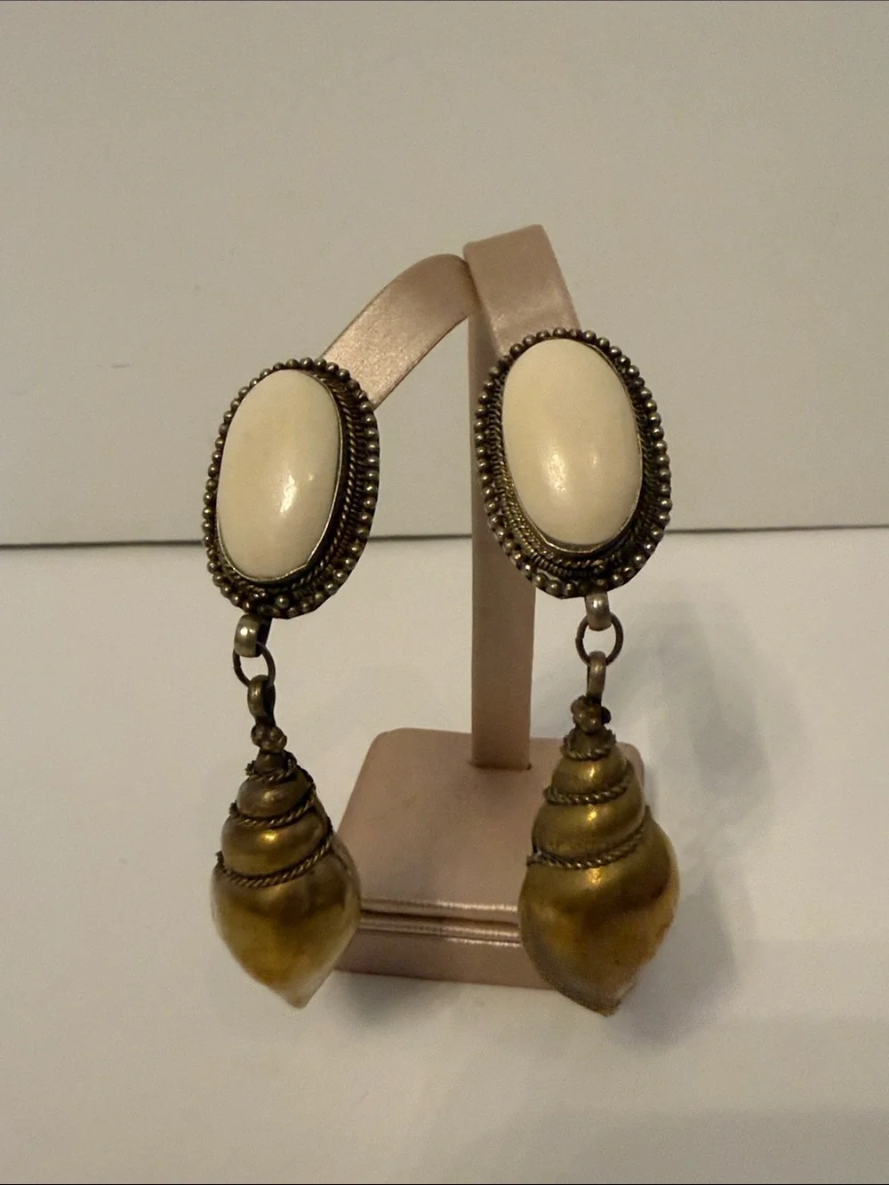 HEIDI DAUS for JIM WALTERS VINTAGE EARRINGS CLIP BRASS SHELL OVAL BONE BEZEL